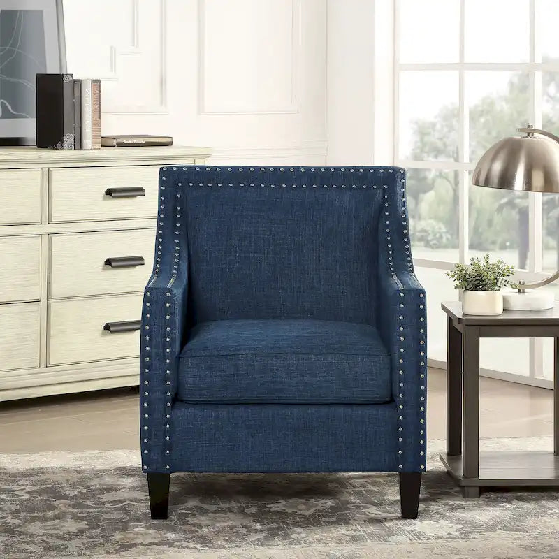 Sillón decorativo con ribete de tachuelas cromadas