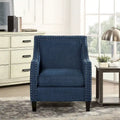 Sillón decorativo con ribete de tachuelas cromadas
