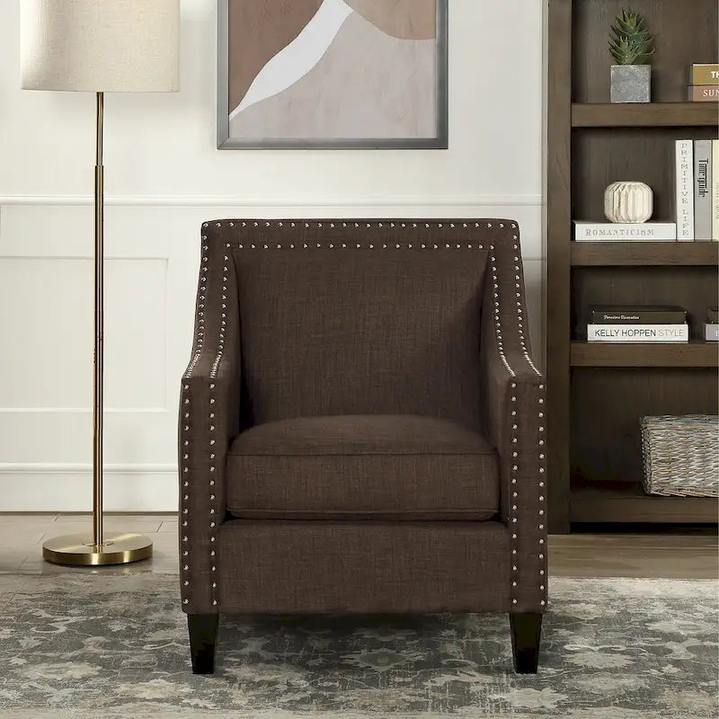 Sillón decorativo con ribete de tachuelas cromadas