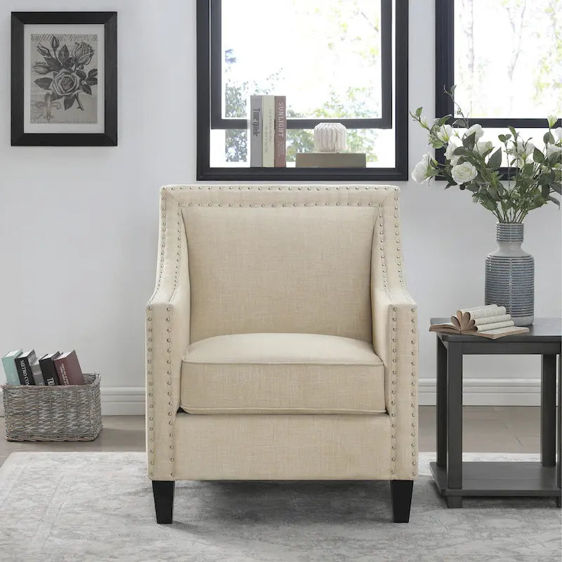 Sillón decorativo con ribete de tachuelas cromadas