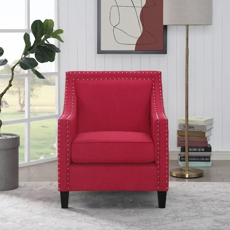 Sillón decorativo con ribete de tachuelas cromadas