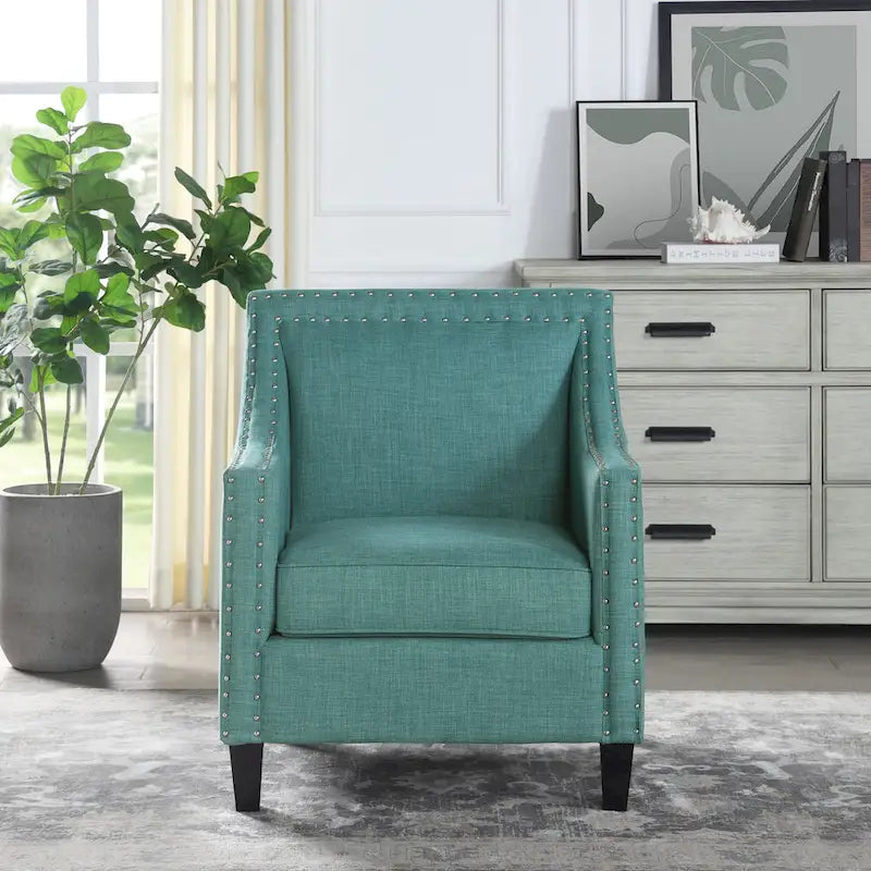 Sillón decorativo con ribete de tachuelas cromadas