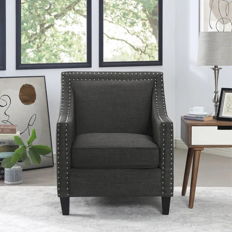 Sillón decorativo con ribete de tachuelas cromadas