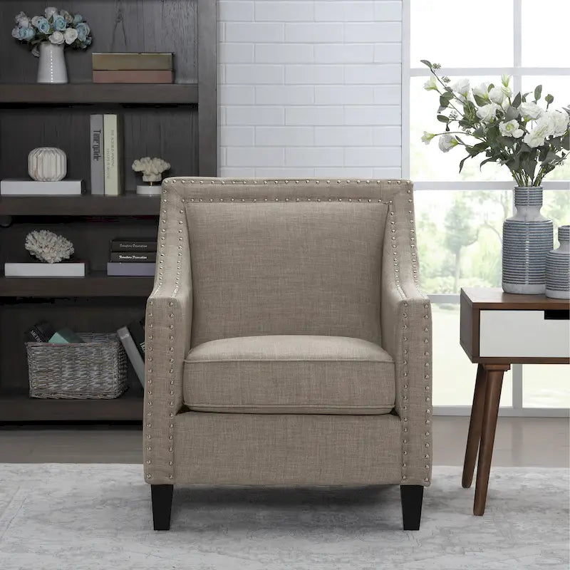 Sillón decorativo con ribete de tachuelas cromadas