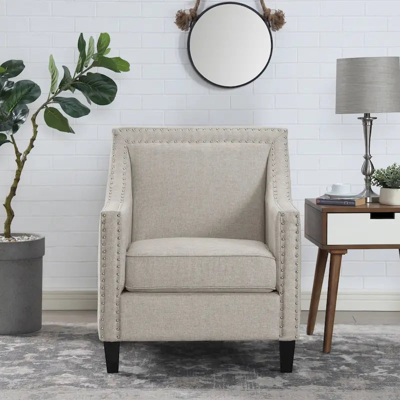 Sillón decorativo con ribete de tachuelas cromadas
