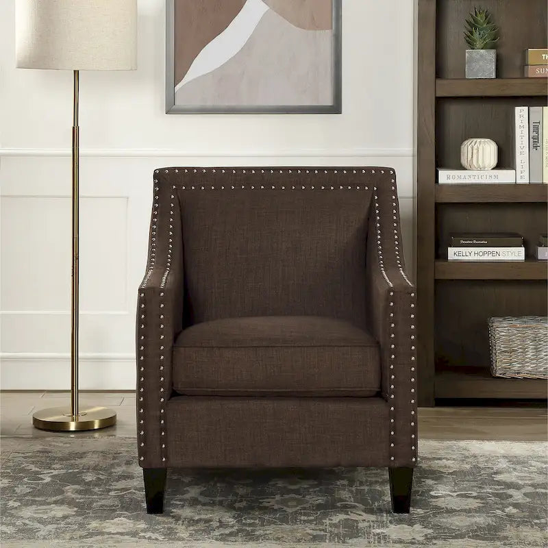 Sillón decorativo con ribete de tachuelas cromadas