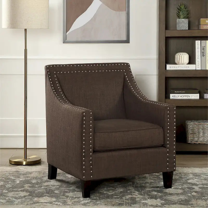 Sillón decorativo con ribete de tachuelas cromadas