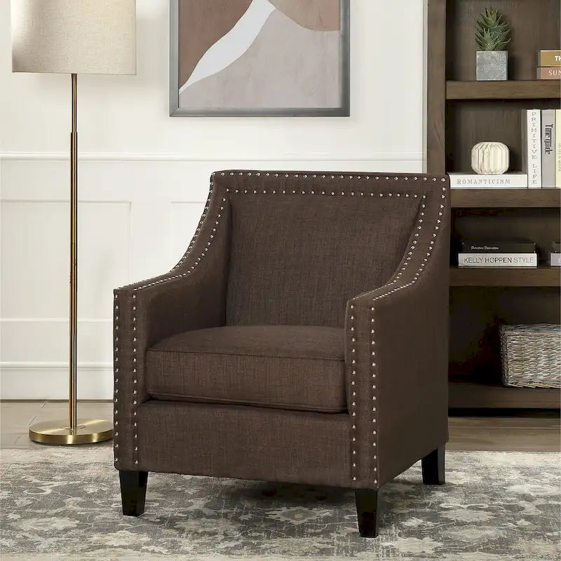 Sillón decorativo con ribete de tachuelas cromadas