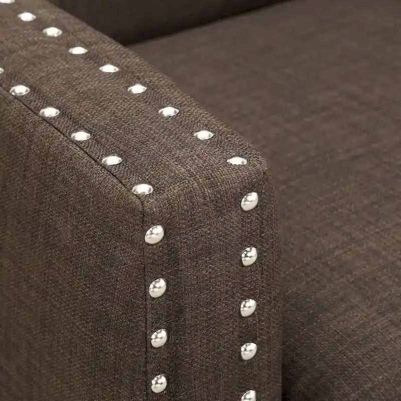 Sillón decorativo con ribete de tachuelas cromadas