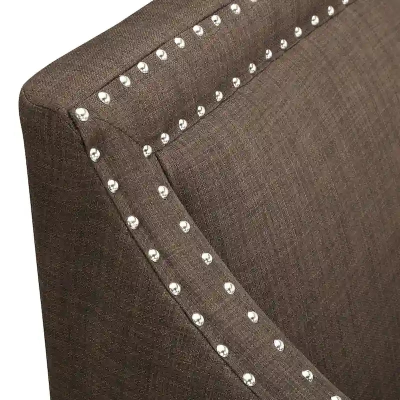 Sillón decorativo con ribete de tachuelas cromadas