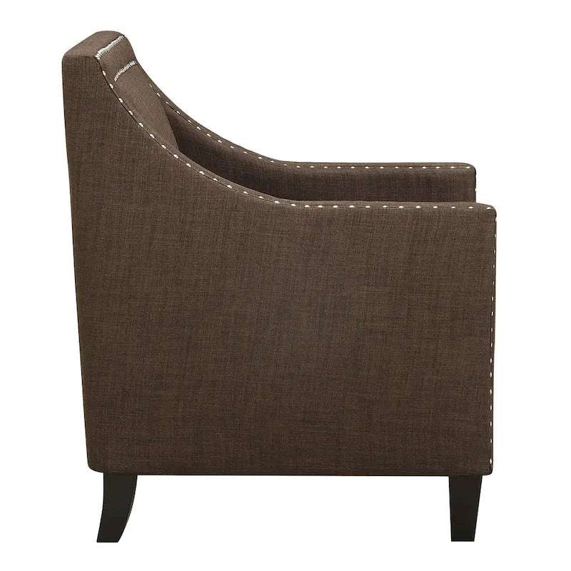 Sillón decorativo con ribete de tachuelas cromadas