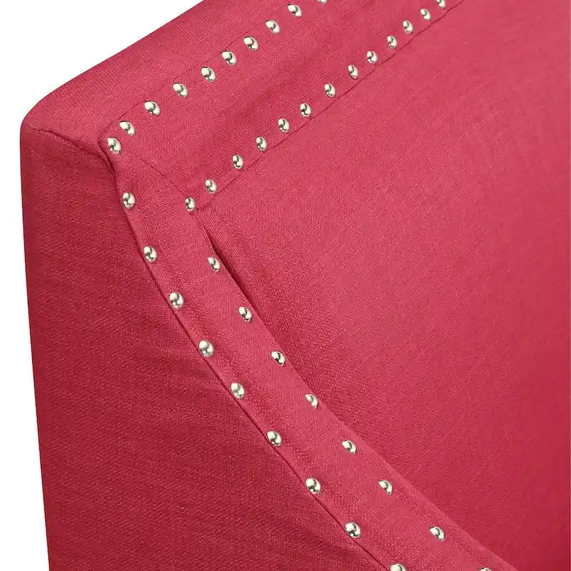 Sillón decorativo con ribete de tachuelas cromadas