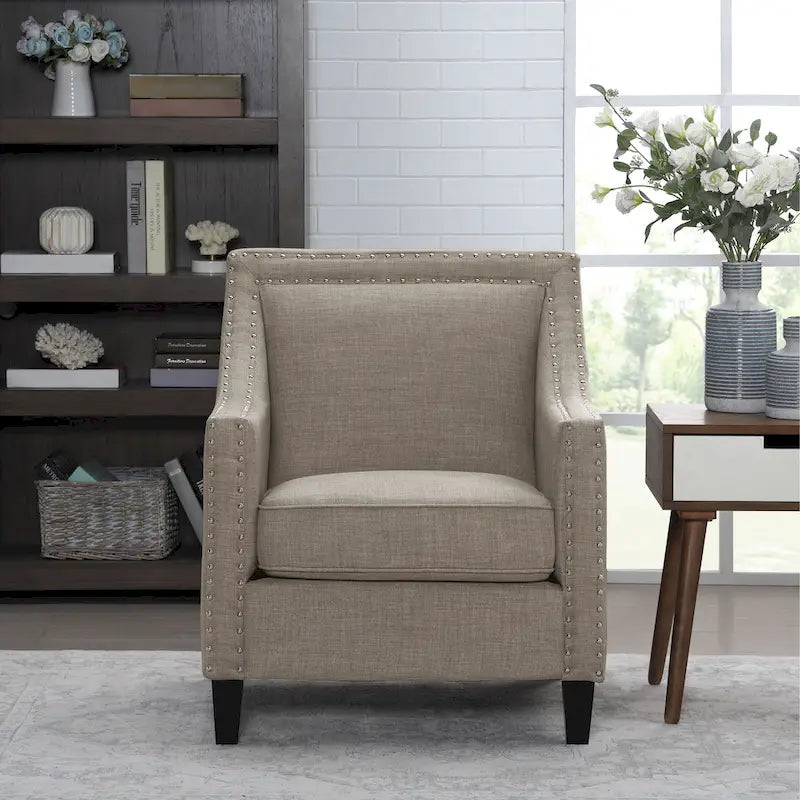 Sillón decorativo con ribete de tachuelas cromadas