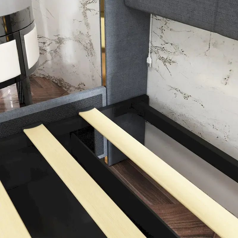 Estructura de cama moderna iluminada con detalles dorados - Diseño tapizado elegante
