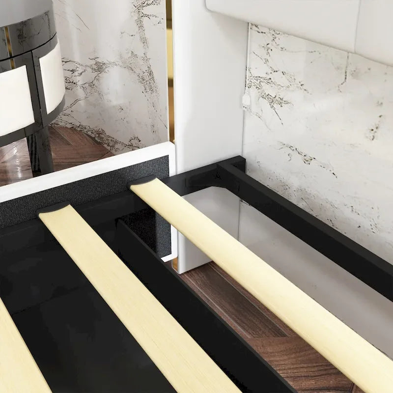 Estructura de cama moderna iluminada con detalles dorados - Diseño tapizado elegante
